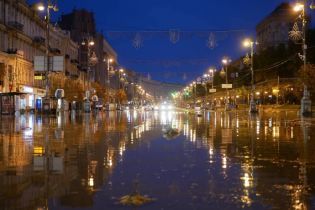 Київ залило і привалило. Унаслідок потужної зливи посеред ночі центр столиці перетворився на річку