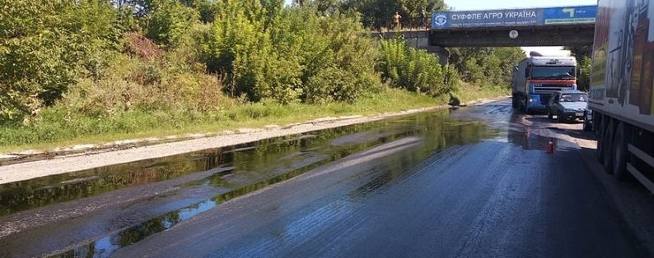На Виннитчине на дорогу разлилось десять тонн мазута