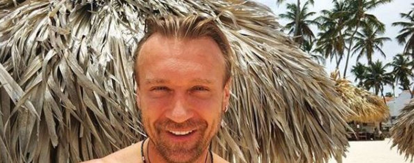 Мускулистый Олег Винник показал, как покорял волны во время серфинга в Доминикане