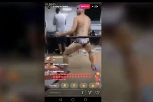 Они празднуют. Футболист "Атлетико" открыл пиво зубами и станцевал в трусах