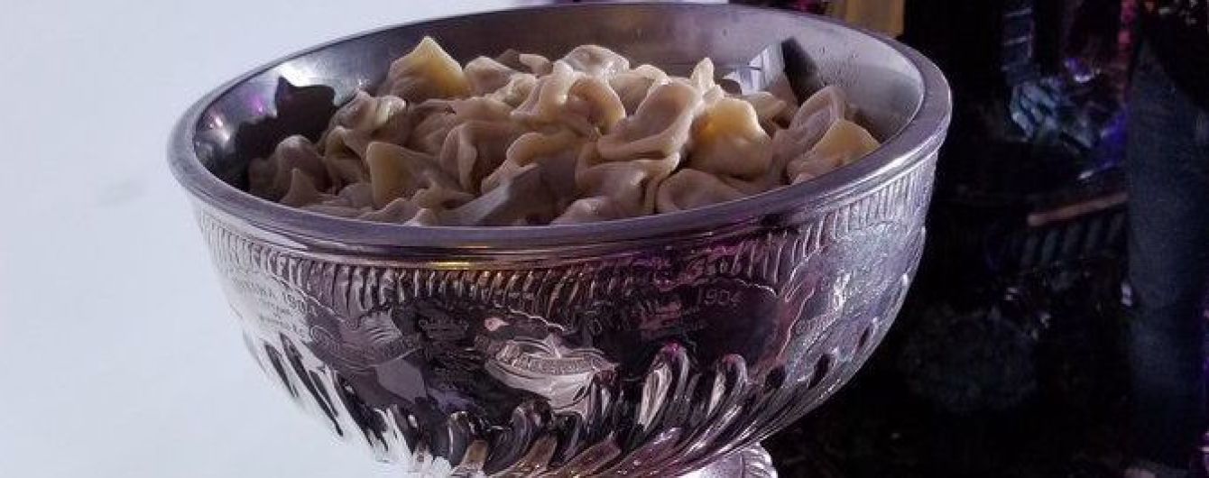 Російський хокеїст з'їв пельмені просто з Кубка Стенлі