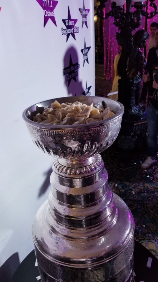 Російський хокеїст з'їв пельмені просто з Кубка Стенлі