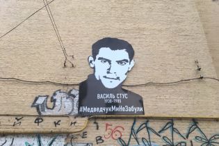 З фарбою та портретом Стуса: активісти пікетують офіс кума Путіна Медведчука