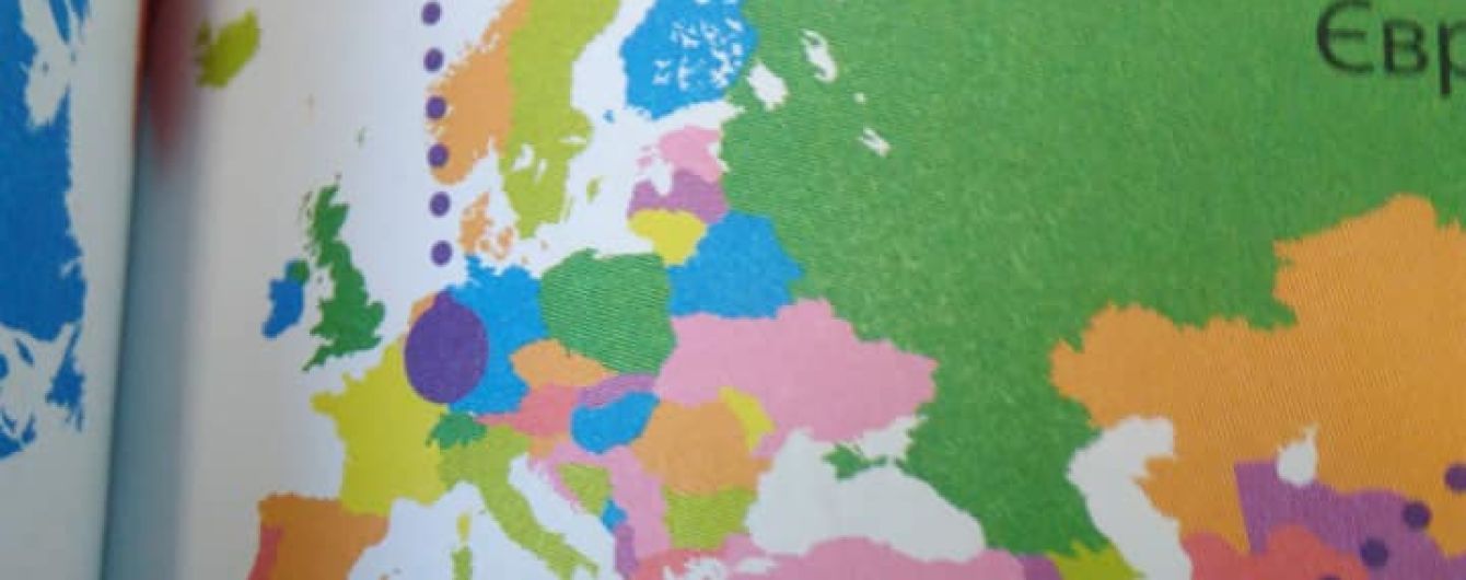 В Україні вийшла книжка із зображенням Криму в складі РФ. У видавництві пояснили, чому так сталося