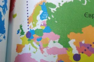В Україні вийшла книжка із зображенням Криму в складі РФ. У видавництві пояснили, чому так сталося