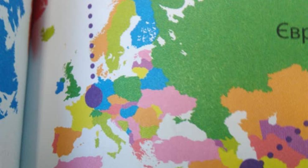 В Україні вийшла книжка із зображенням Криму в складі РФ. У видавництві пояснили, чому так сталося