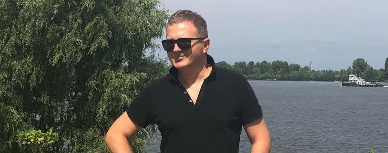 Семейная прогулка: Юрий Горбунов прокатил годовалого сына на велосипеде