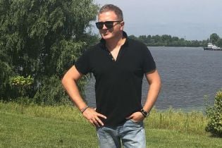 Семейная прогулка: Юрий Горбунов прокатил годовалого сына на велосипеде
