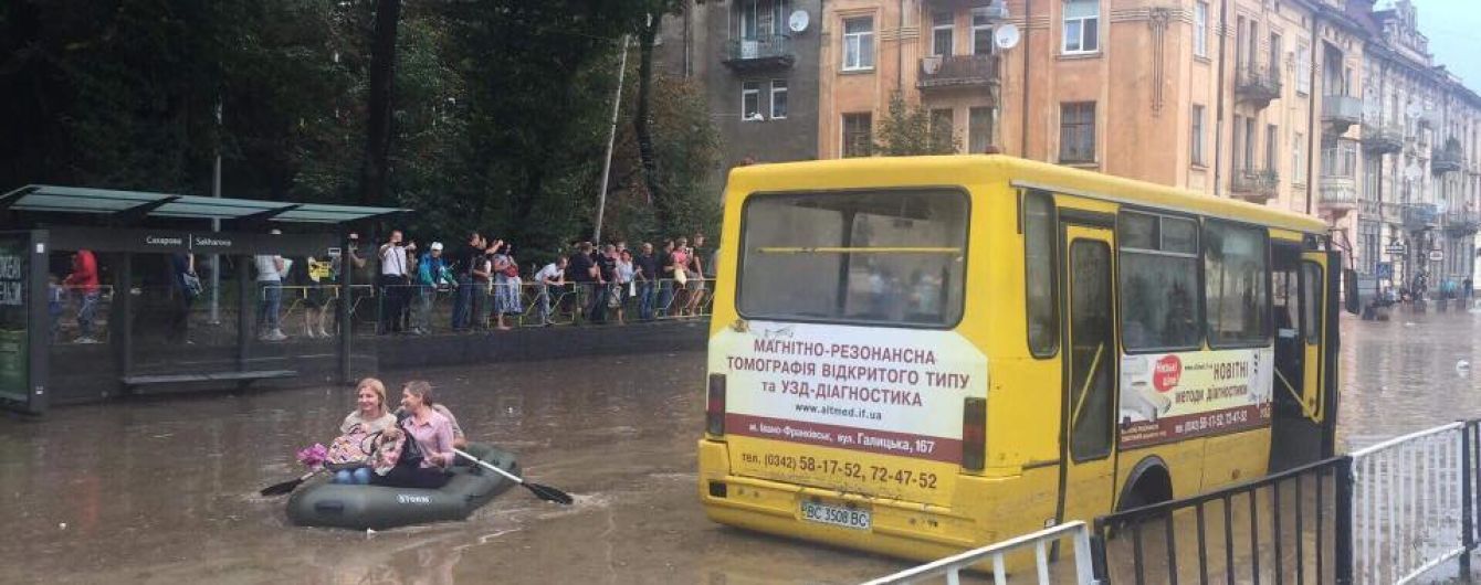 Львов страдает от последствий непогоды: из-за нерабочего электротранспорта люди пересели на лодки
