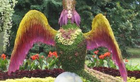 У Києві влаштували виставку живих квітів, із яких виклали міфічних істот