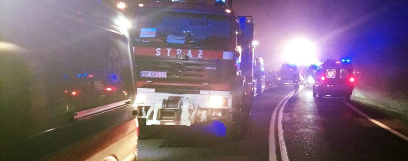 Моторошна аварія автобуса в Польщі. В українському МЗС розповіли про стан постраждалих