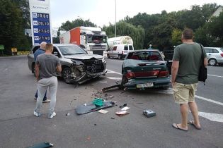 На околиці Вінниці вантажівка підрізала легковик, відкинувши його в інше авто