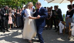 Путін запізнився на весілля глави МЗС Австрії, але привіз букет і кaзачий хор