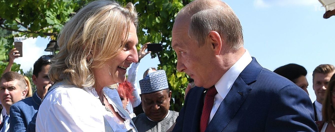 Путін подарував австрійському міністру на весілля самовар і масловитискачку