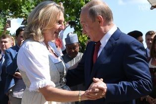 Путін подарував австрійському міністру на весілля самовар і масловитискачку
