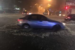 Київ оговтується після потужної нічної зливи. Транспорт курсує без перебоїв
