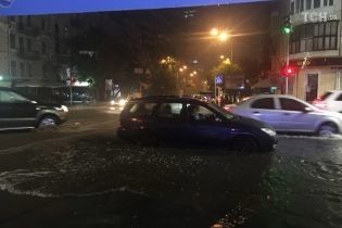 Армагеддон в Киеве: столицу вновь заливает мощный ливень