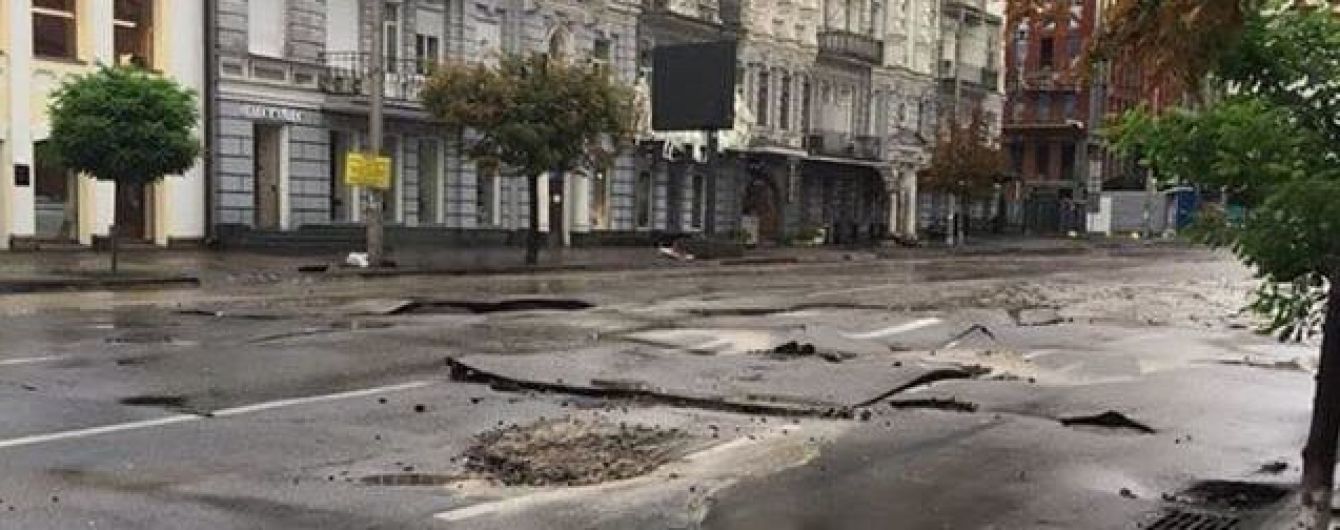 Після нічної зливи у Києві біля стадіону "Олімпійський" просів асфальт. Рух обмежено
