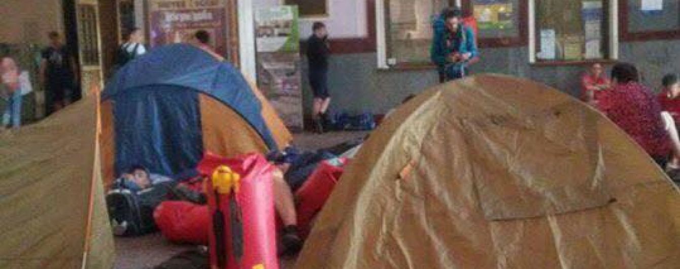 Палатки на вокзале во Львове. В кассах не меняют билеты, люди протестуют