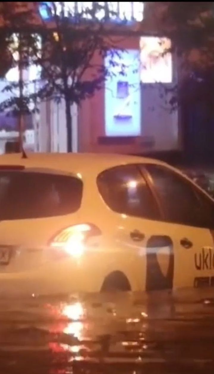 Украина все чаще страдает от тропических ливней, что превращают улицы городов в реки