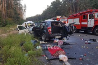 Под Киевом в результате мощного столкновения внедорожника и легковушки погибли 4 человека