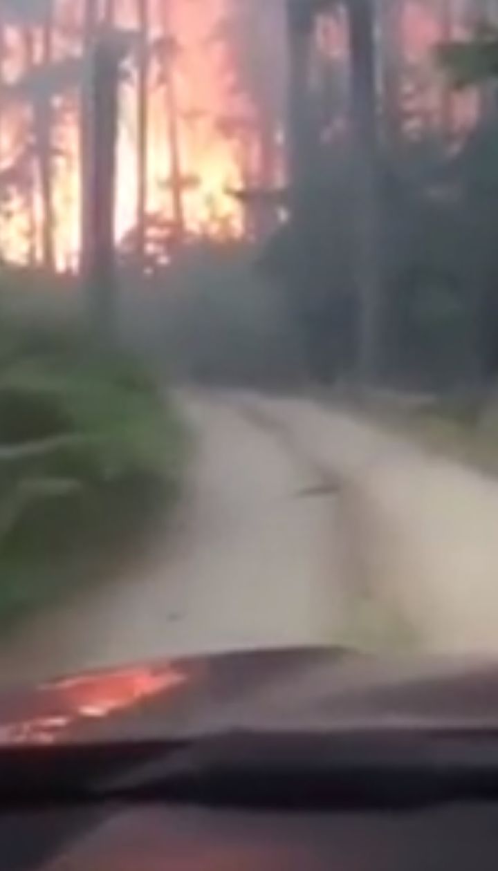 Батько з сином зняли на відео спробу врятуватися від пожежі на позашляховику