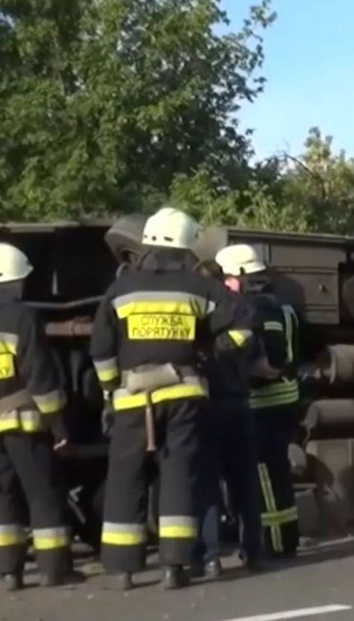 Фура протаранила автобус з людьми під Дніпром, є поранені
