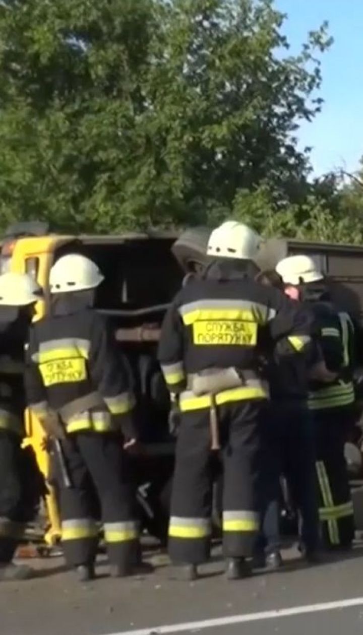 Фура протаранила автобус с людьми под Днепром, есть раненые