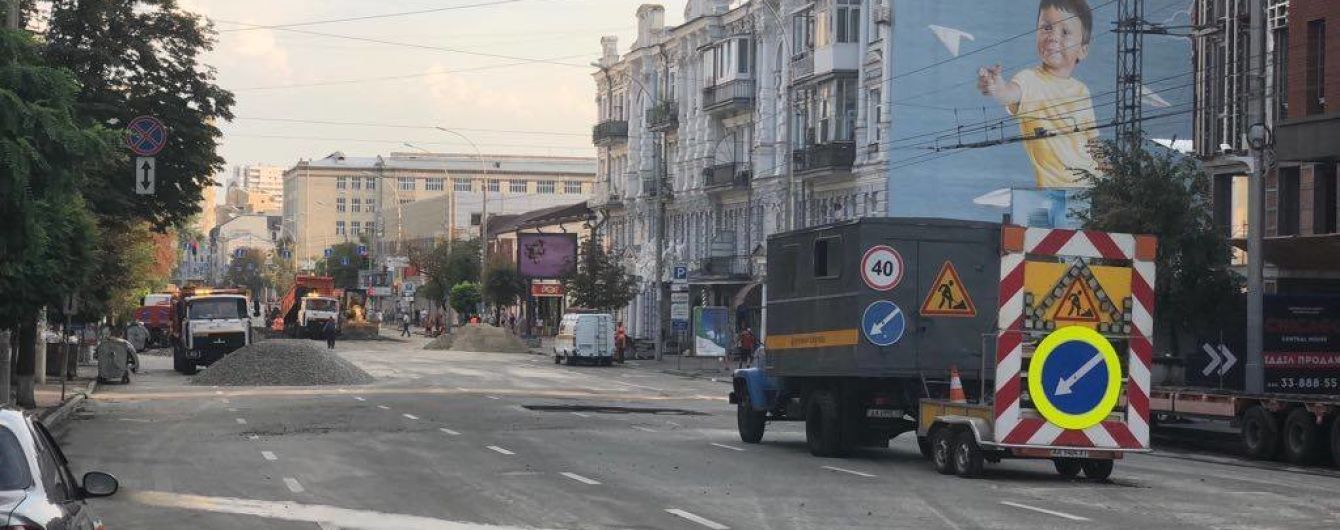 Столичная власть назвала причины разрушения асфальта на Антоновича