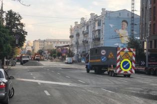 Столична влада назвала причини руйнування асфальту на Антоновича