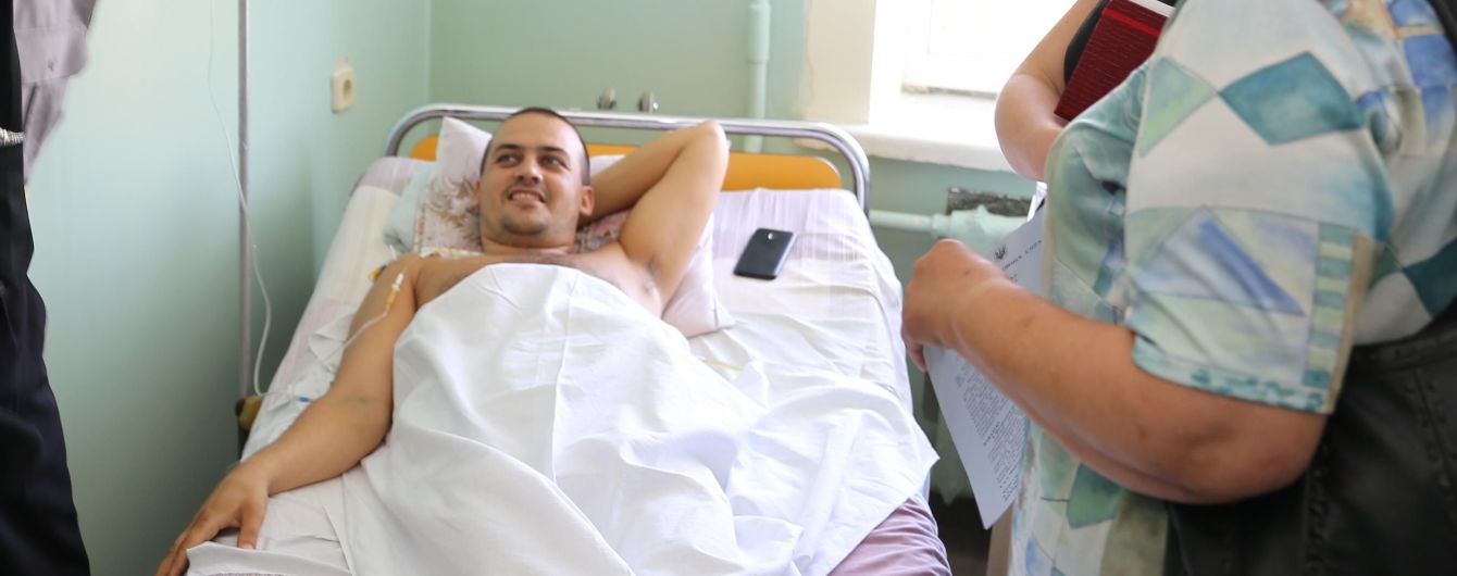 Справа графіті на підтримку Гандзюк. Князєв нагородив львівського поліцейського зброєю та квартирою