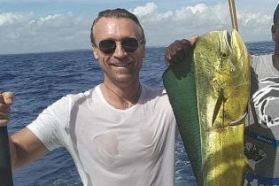 Олег Винник похвастался уловом и попробовал сырую рыбу