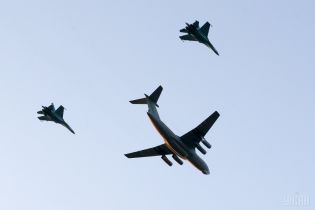 Репетиція параду до Дня Незалежності: з'явилися фото і відео літаків у небі над Хрещатиком