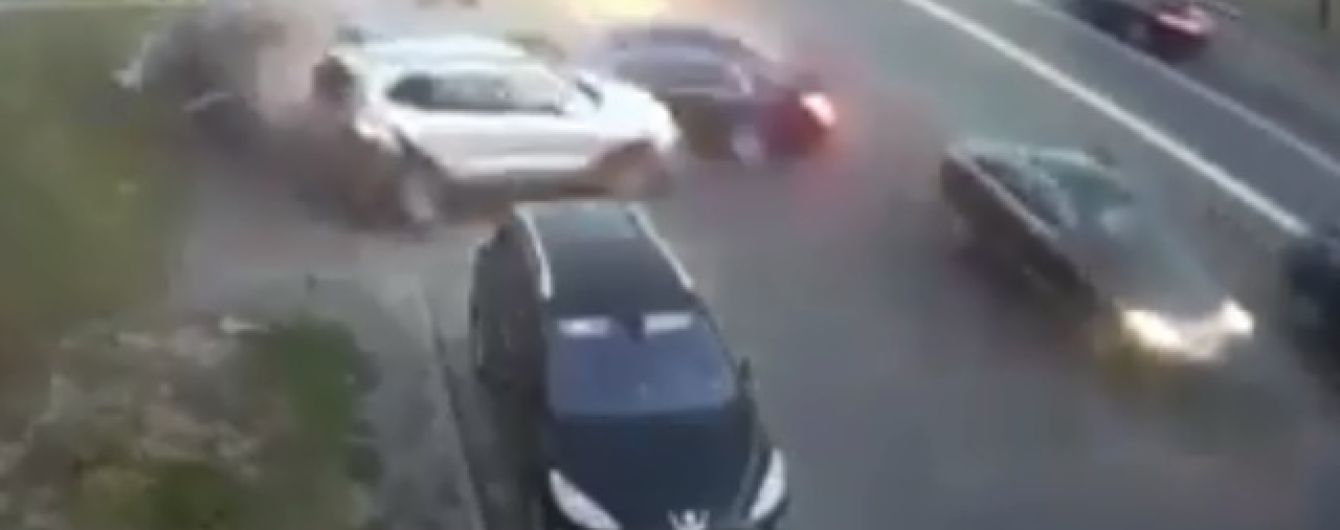 На набережной в Киеве BMW влетел в припаркованные автомобили