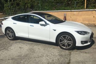 У США електрокар Tesla віз п'яного як чіп водія на автопілоті