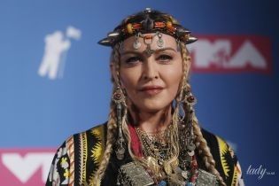 В экстравагантном головном уборе и ярких туфлях: необычный образ Мадонны на музыкальной премии