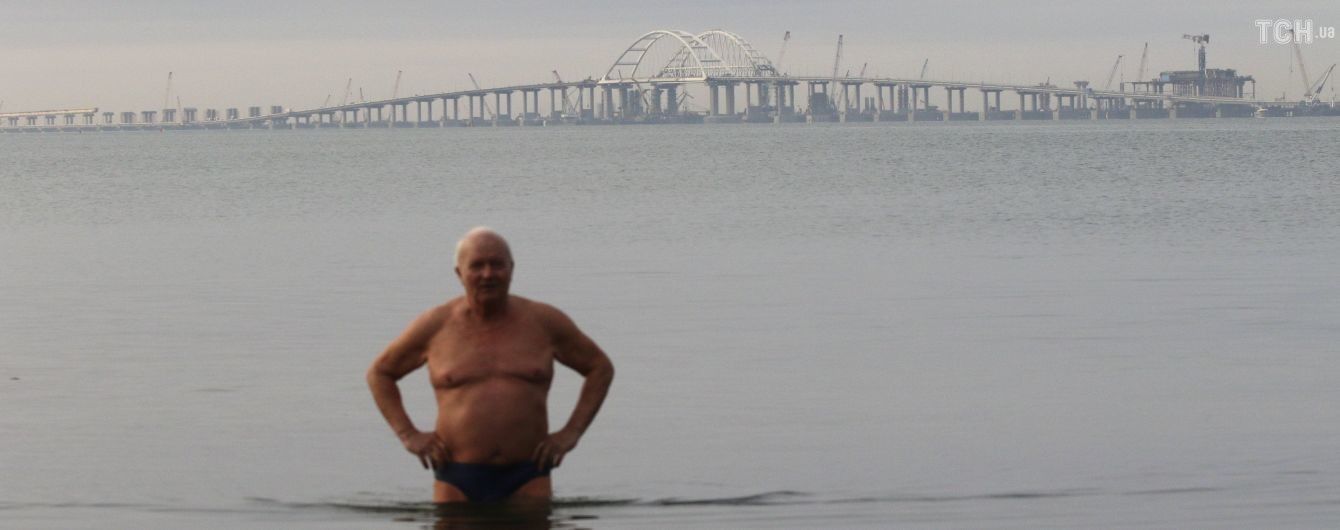 Проліт споруджуваної частини Кримського моста звалився у воду