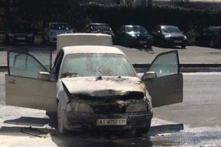У Києві посеред вулиці спалахнуло авто з водієм
