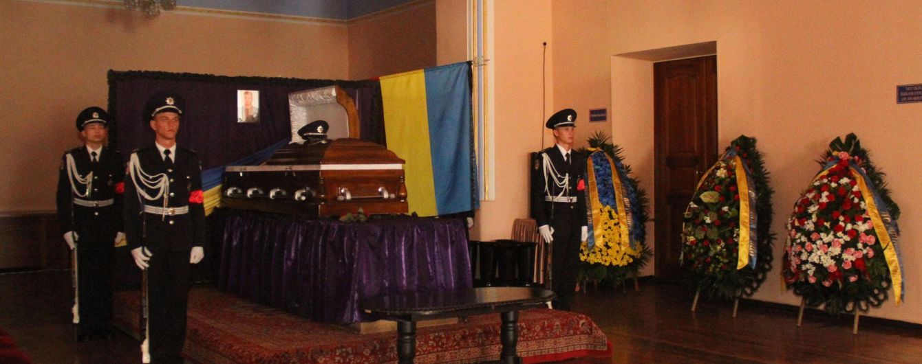 У Харкові поховали застреленого поліцейського, у місті посилюють патрулювання