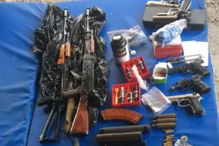У Києві в гаражах "накрили" нелегальну зброярню з солідним арсеналом