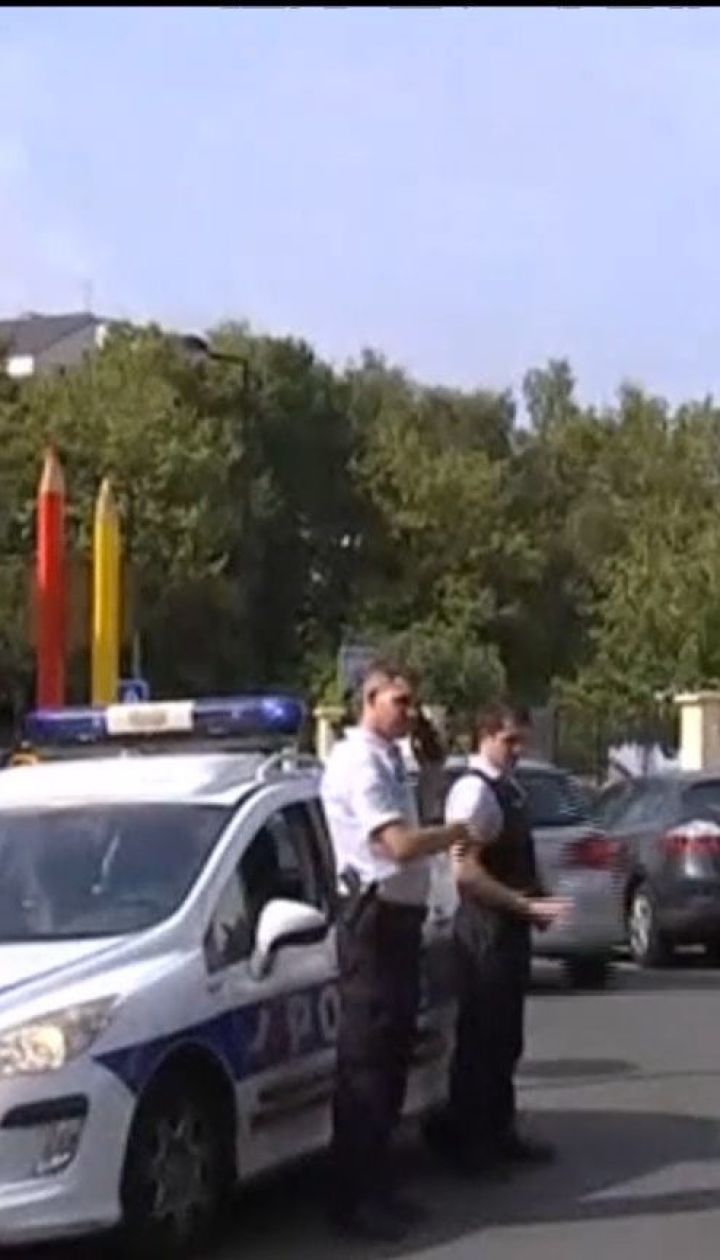 У передмісті Парижа чоловік з ножем напав на перехожих