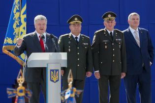 Порошенко уволил Полторака с военной службы