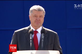 Порошенко во время парада присвоил звание Герой Украины Олегу Довгому посмертно и Владимиру Соснину