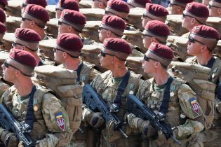 Рада приняла новое воинское приветствие "Слава Украине"
