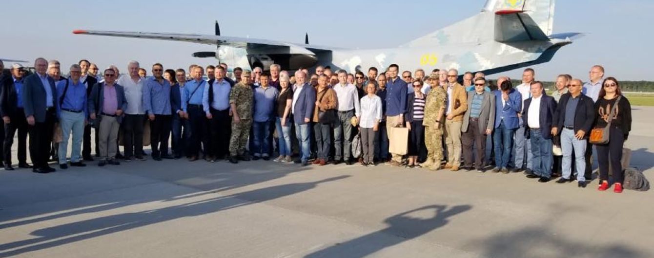 Десятки українських дипломатів вирушили з військовими на Донбас