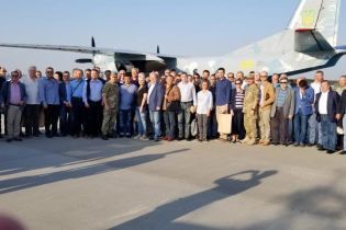 Десятки украинских дипломатов отправились с военными на Донбасс