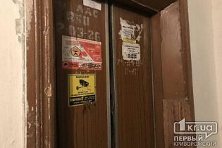В Кривом Роге спасатели застряли в лифте, когда ехали открывать дверь квартиры с убийцей