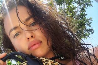 Мокрая и в бикини: Ирина Шейк поделилась снимком с отдыха