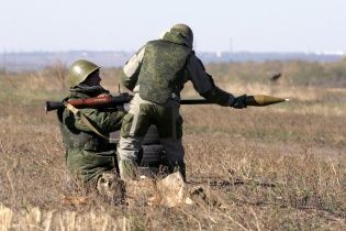 Боевики на Донбассе обстреляли позиции украинских военных из гранатометов и минометов, есть раненый