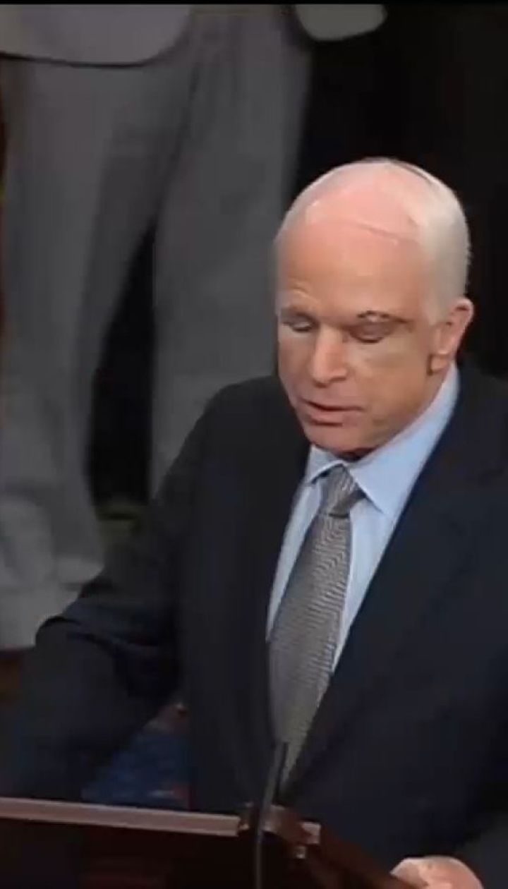 Семья Маккейна не пригласила Трампа на похороны